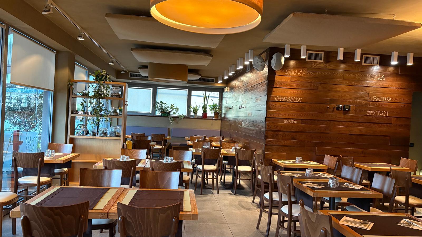 Sala del Rajas Café pronta per accogliere i clienti